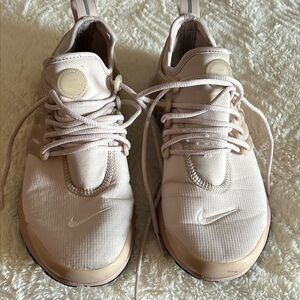 Women’s Nike tennis shoes size 7.